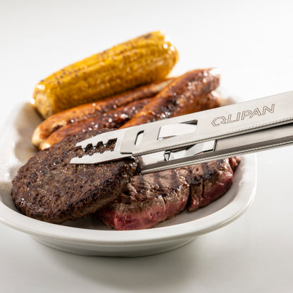 QLIPAN Grillzange mit Shark Qlip beim Einsatz am Grill