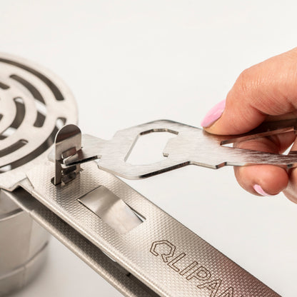 QLIPAN Greg Multitool bei der Anwendung an der Grillzange
